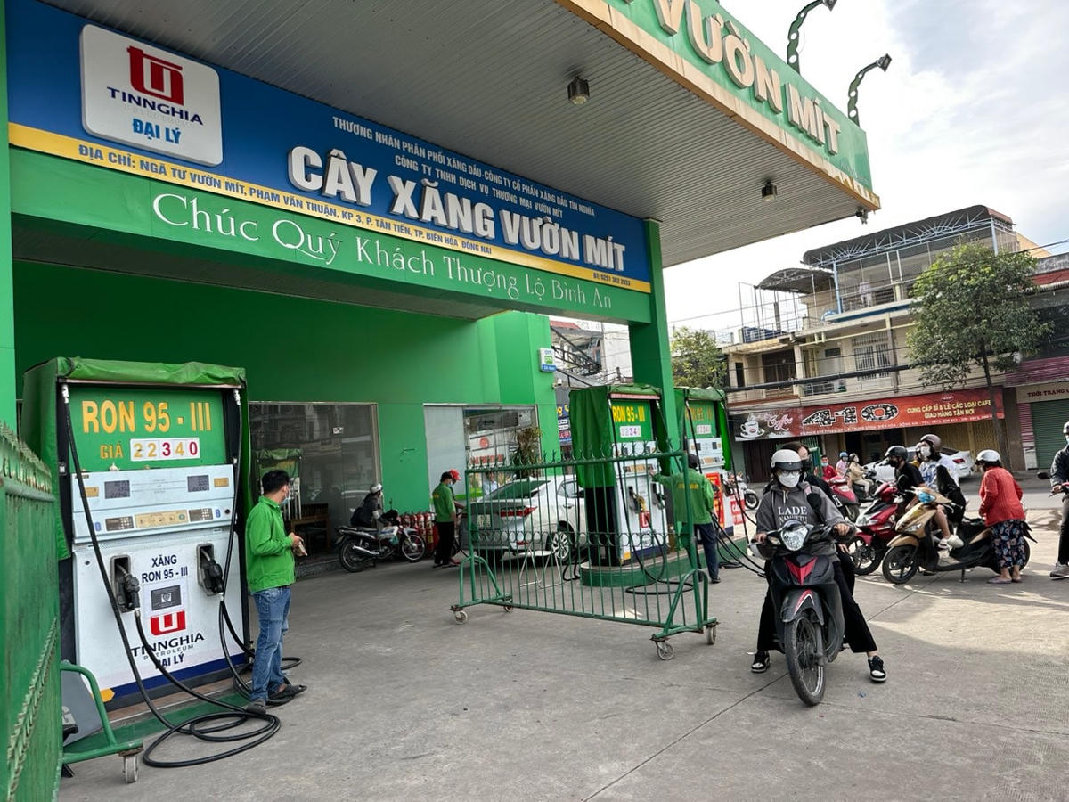 Cây xăng Vườn Mít, phường Tân Tiến, TP Biên Hòa là một trong số ít cây xăng hiện còn "đổ đầy bình" trong sáng 29/10. Ảnh: Mạnh Thìn. 