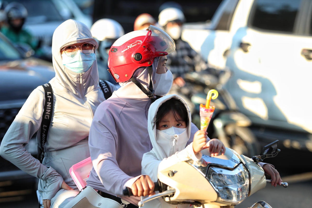 Di chuyển dưới cung đường ùn tắc kèm theo nắng nóng khiến các em nhỏ tỏ ra mệt mỏi.