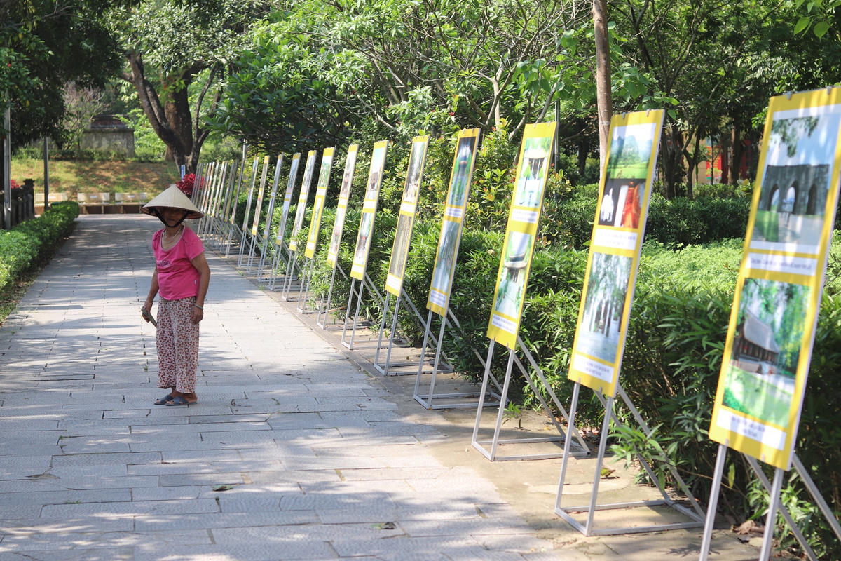Pano, áp phích về hình ảnh các địa danh trong tỉnh Thanh Hóa được trưng bày tại đền Bà Triệu.