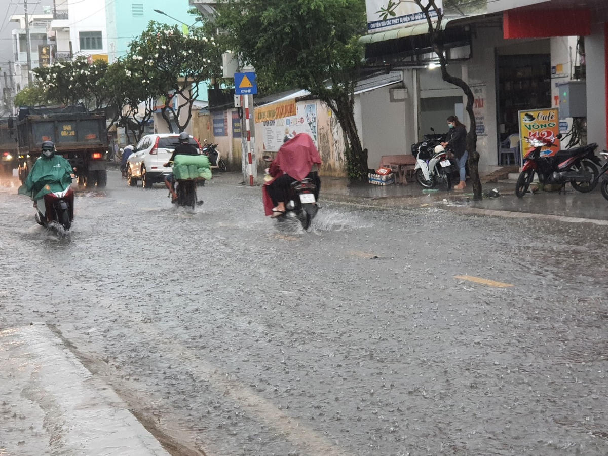Mưa như trút nước vào giờ tan tầm khiến nhiều phương tiện giao thông khó khăn trong di chuyển.