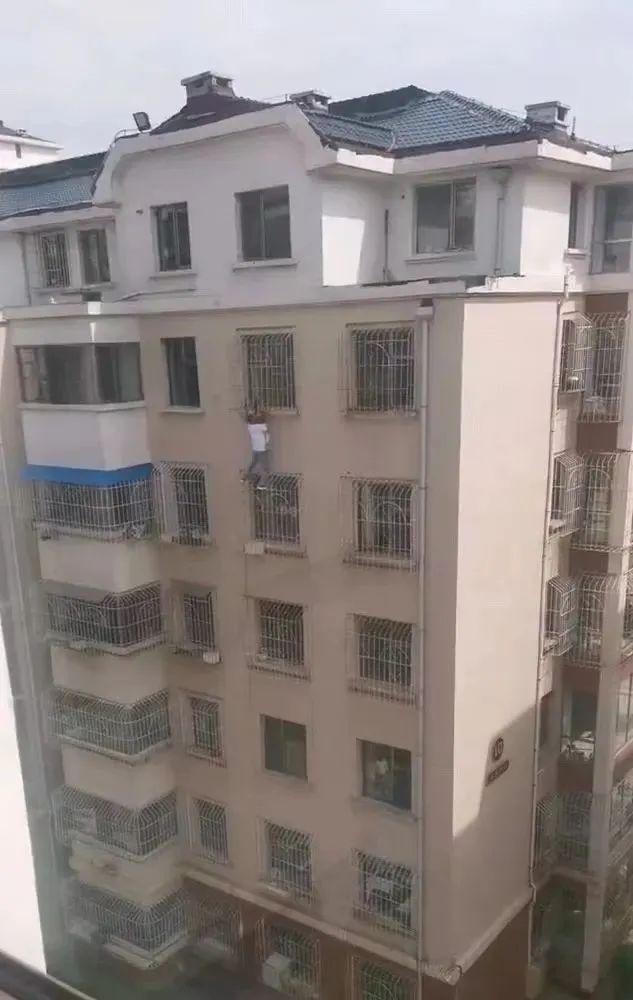 Hành động quả cảm của An Peng đã nhận được nhiều lời khen song có người cho rằng việc làm này là mạo hiểm (Ảnh: 163).