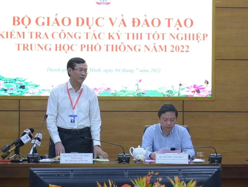 Thứ trưởng Bộ GDĐT Nguyễn Văn Phúc (đứng, bên trái) và Phó Chủ tịch UBND TP HCM Dương Anh Đức tại buổi kiểm tra (Ảnh: Đ.Phương).