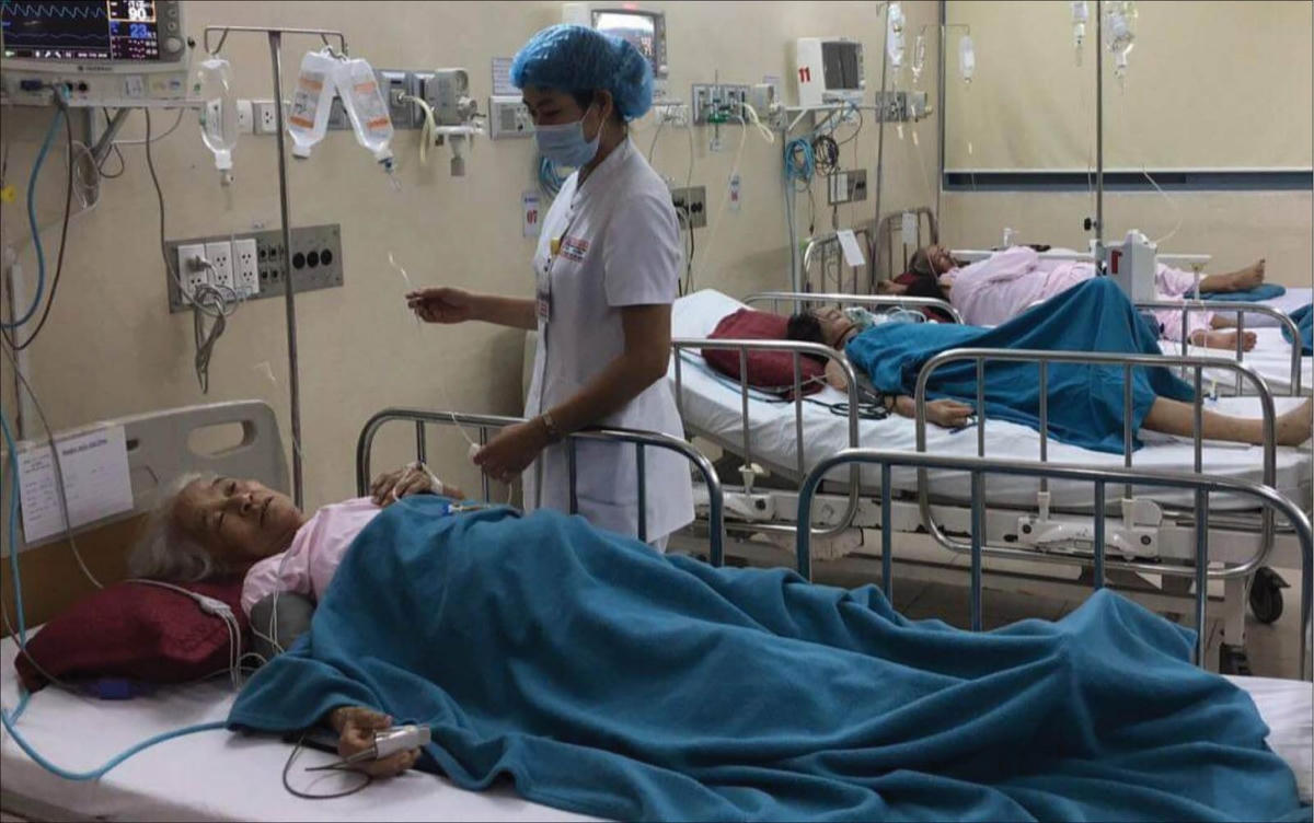 Sau dự tiệc cưới, nhiều người dân phải nhập viện tại Bệnh viện Cơ sở 2 Bệnh viện Trung ương Huế do bị ngộ độc thực phẩm.  
