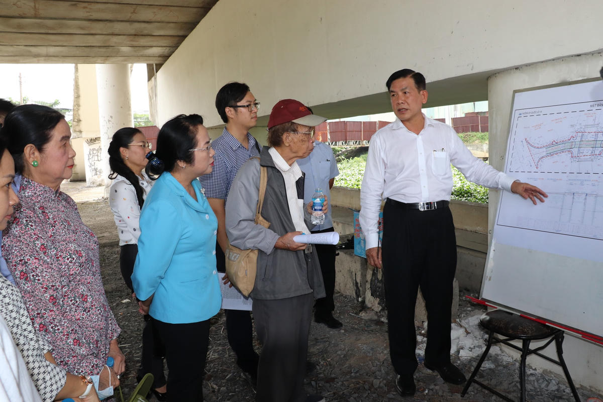 Bà Trần Kim Yến – Chủ tịch Ủy ban MTTQ TP HCM cùng các thành viên đoàn công tác giám sát dự án xây dựng mới cầu Tân Kỳ Tân Quý.