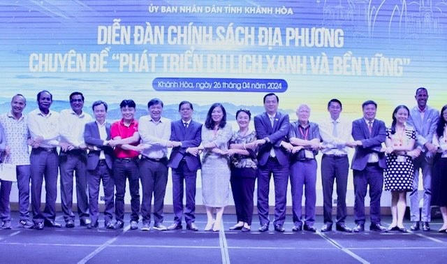 lanh-dao-tinh-khanh-hoa-va-mot-so-dai-bieu-chup-anh-tai-hoi-nghi..jpg