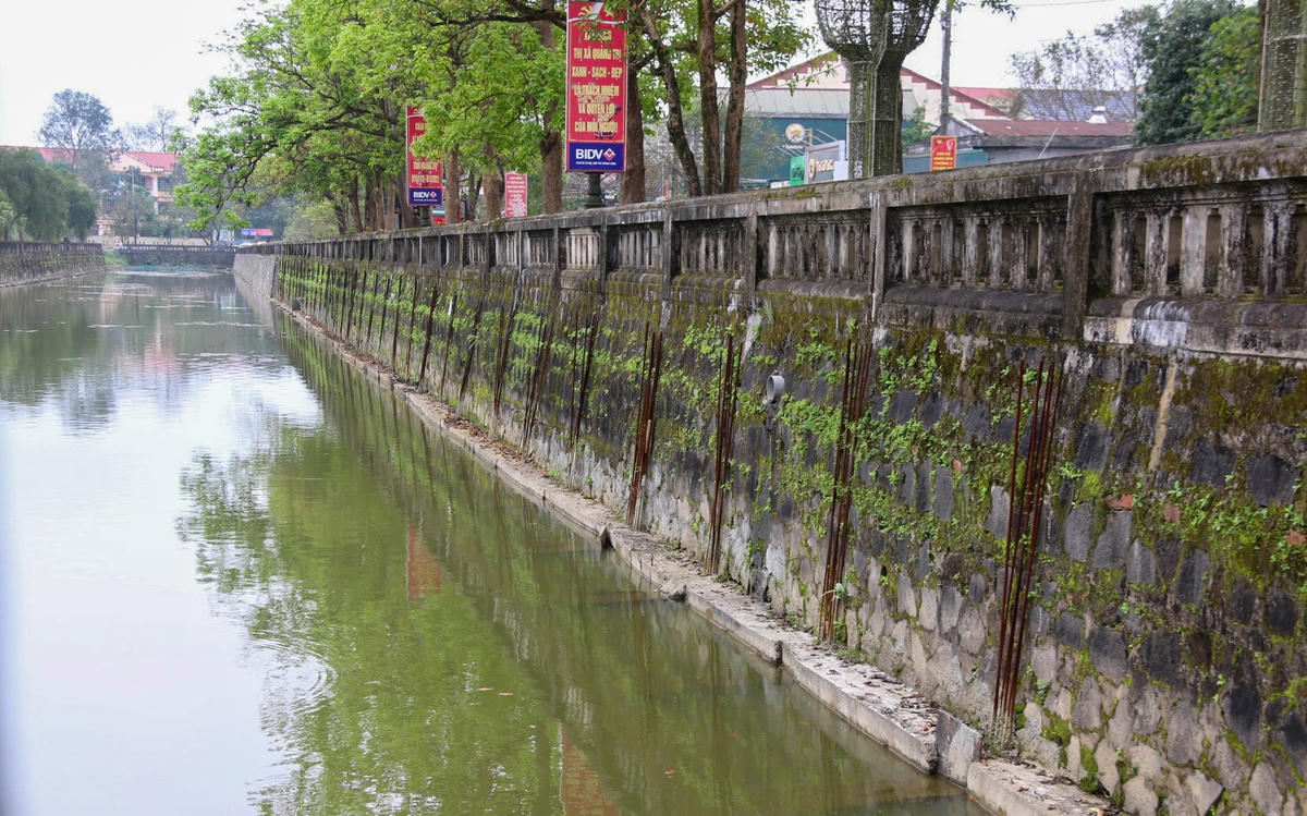 Dự án kè bờ hồ Thành cổ Quảng Trị tạm dừng thi công.