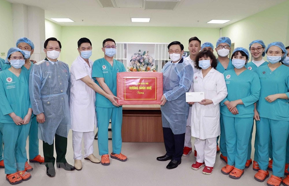 Chủ tịch Quốc hội Vương Đình Huệ thăm, tặng quà bệnh nhân tại Khoa Hồi sức ngoại khoa và ghép tạng, Bệnh viện Trung ương Quân đội 108. (Ảnh: Doãn Tấn/TTXVN).