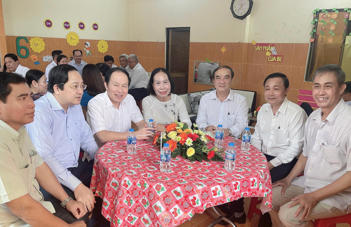 Đoàn công tác do Phó Chủ tịch - Tổng Thư ký Lê Tiến Châu dẫn đầu thăm bà Trần Thị Ngởi, nguyên Phó Chủ tịch Ủy ban MTTQ Việt Nam tỉnh Long An.