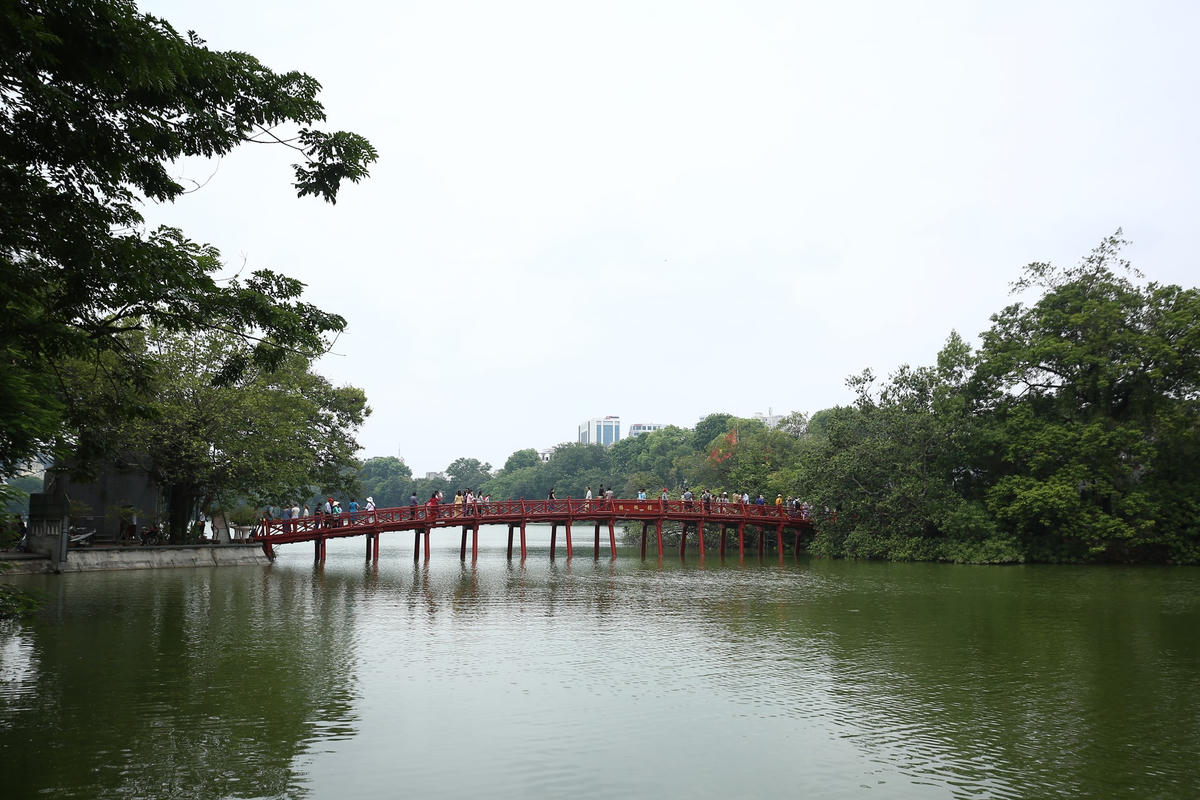 Theo tìm hiểu, vào thời vua Tự Đức, năm 1865, Nguyễn Văn Siêu hay còn được gọi là Thánh Siêu đã cho xây dựng cây cầu với độ dài 45m, nối từ bờ hồ Hoàn Kiếm đến đền Ngọc Sơn, lấy tên là Thê Húc, có nghĩa là nơi ngưng tụ những hào quang sáng chói. 