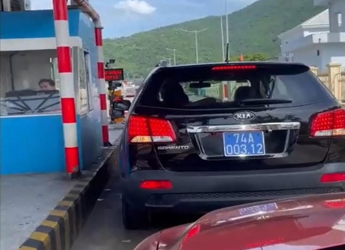 Xe ô tô biển xanh đi qua trạm BOT Bắc Hải Vân và có tranh luận về việc nộp phí. Ảnh cắt từ clip.