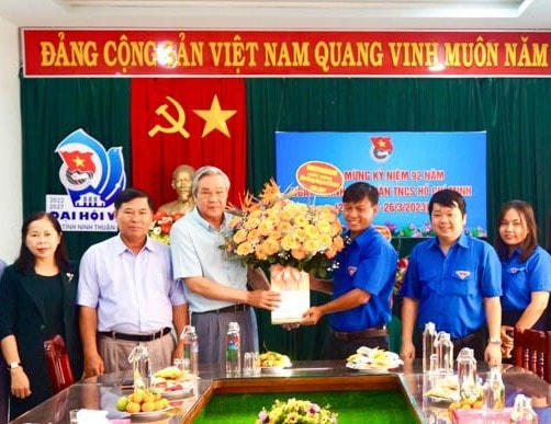  Ông Lê Văn Bình, UVTV Tỉnh ủy, Chủ tịch Ủy ban MTTQ Việt Nam tỉnh Ninh Thuận cùng đoàn công tác, tặng hoa chúc mừng Tỉnh đoàn Ninh Thuận.