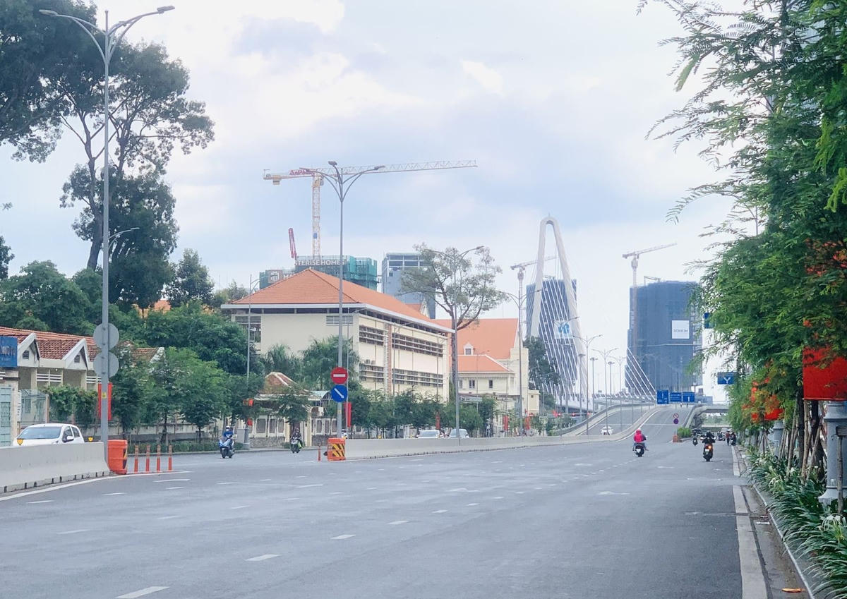 Sáng Mùng 1 Tết, đường Tôn Đức Thắng (Quận 1) thanh vắng, khác hẳn với cái đông đúc, nhộn nhịp trong những ngày thường.
