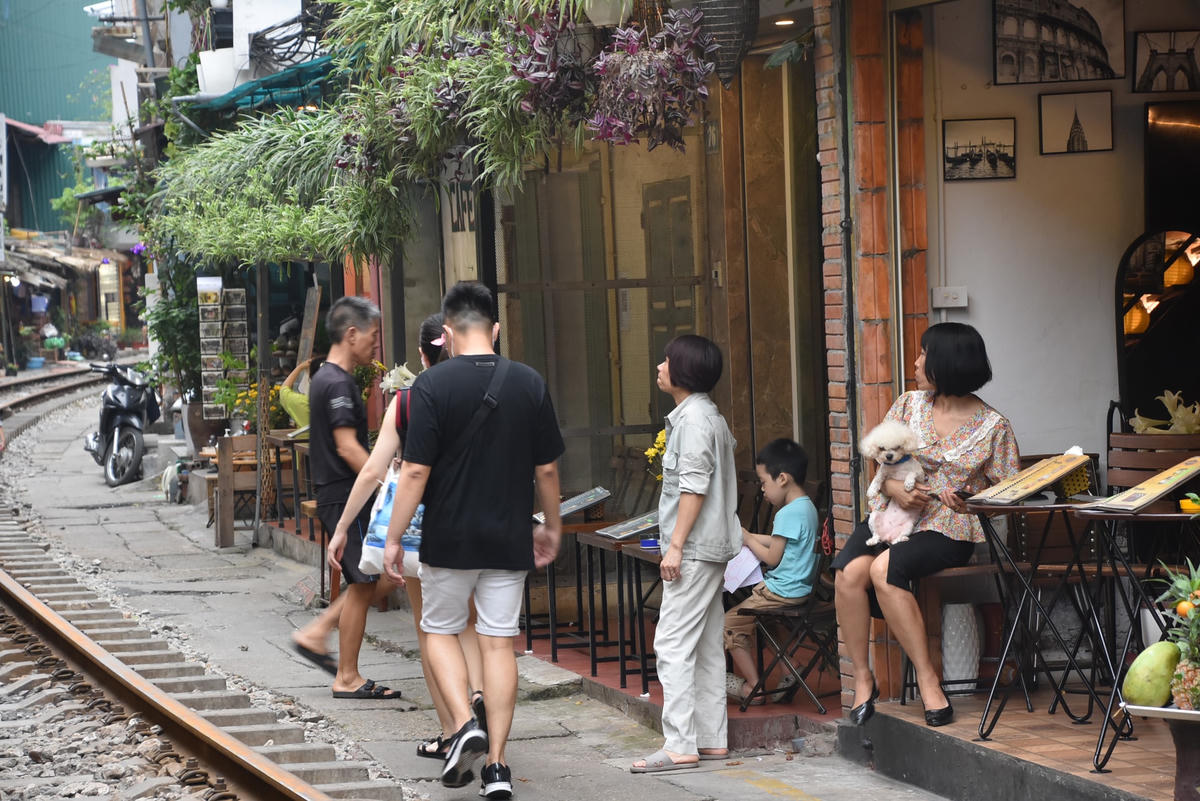 Chủ một quán cà phê tại đây cho biết, ngay khi mở lại, rất đông du khách đã có mặt tại đây để check-in, chụp ảnh. Việc kinh doanh nhờ vậy mà có phần khởi sắc hơn nhiều. 