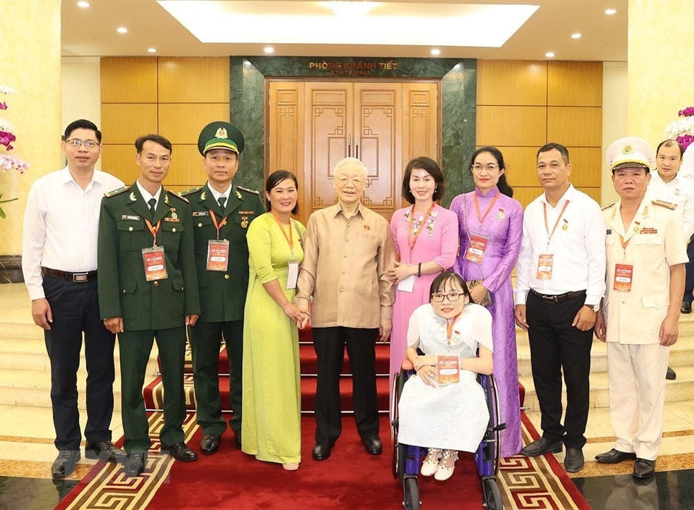 Tổng Bí thư Nguyễn Phú Trọng với đại biểu điển hình tiêu biểu toàn quốc. Ảnh: Trí Dũng/TTXVN. 