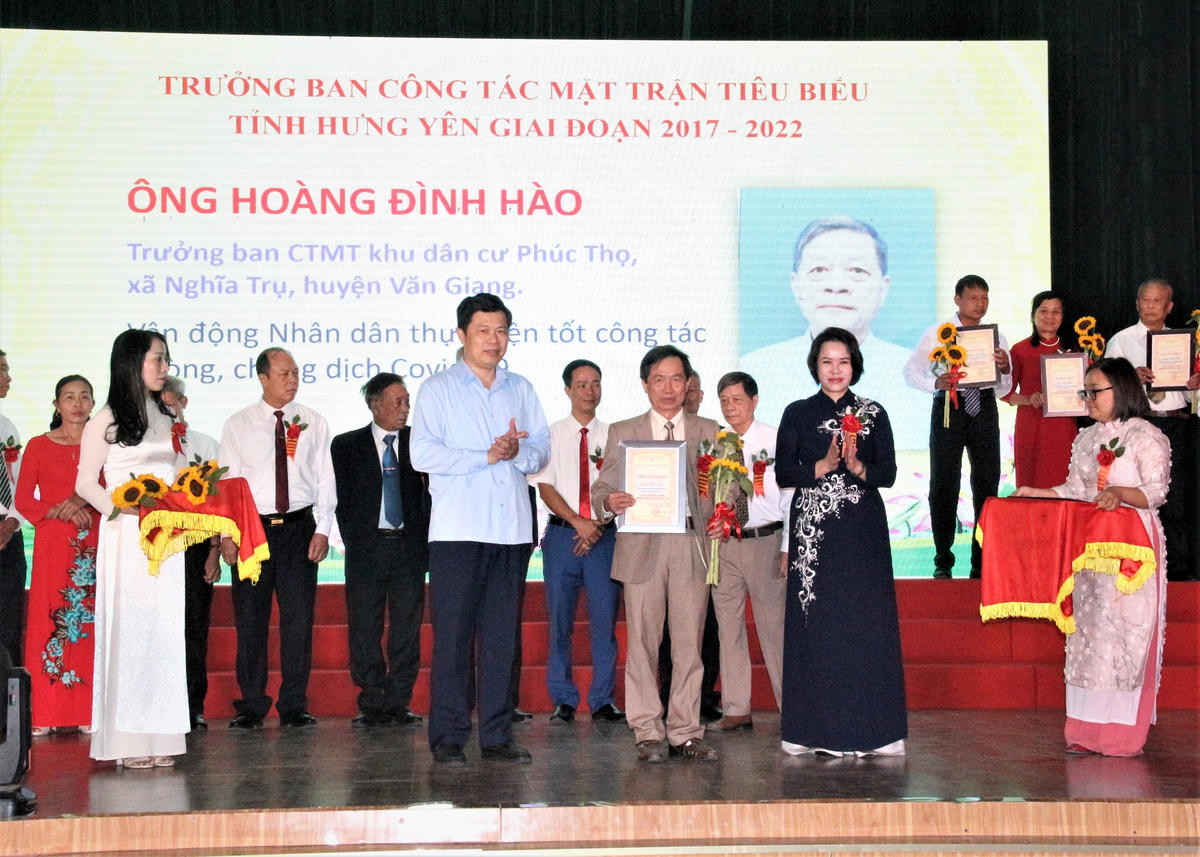Ông Trần Quốc Toản, Phó Bí thư Thường trực Tỉnh ủy, Chủ tịch HĐND tỉnh Hưng Yên; bà Quách Thị Hương, Trưởng Ban Dân vận, Chủ tịch Ủy ban MTTQ tỉnh Hưng Yên trao giấy chứng nhận cho các Trưởng ban Công tác Mặt trận tiêu biểu.