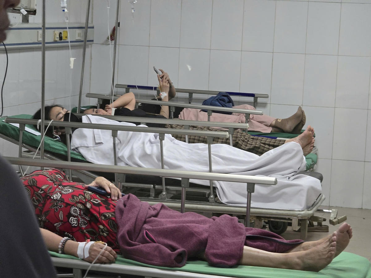 Nhiều công nhân một nhà máy may tại Khu công nghiệp WHA (huyện Nghi Lộc) nhập viện sau bữa ăn trưa. Ảnh: PN