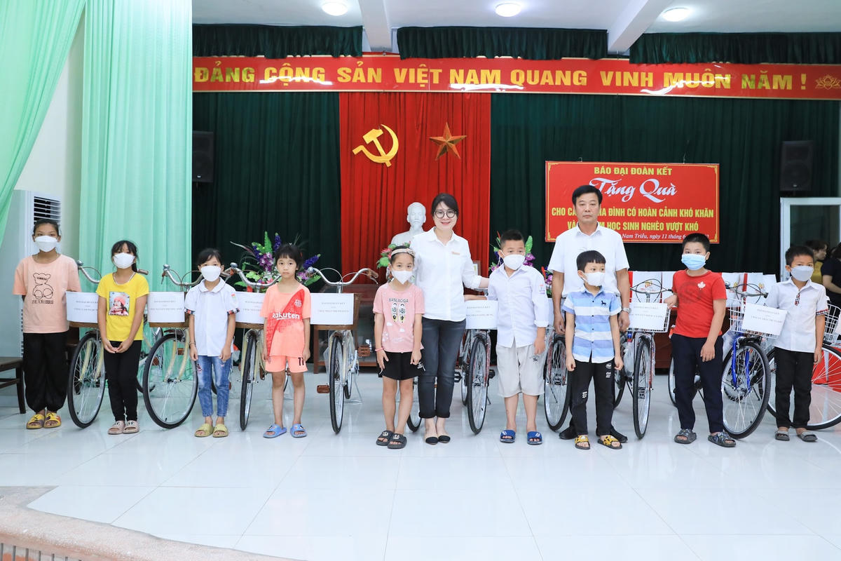 Cũng tại chương trình, các đơn vị đồng hành đã trao tặng 30 chiếc xe đạp cho những trường hợp học sinh nghèo vượt khó với mong muốn các em tiếp tục con đường học tập, làm giàu cho quê hương.