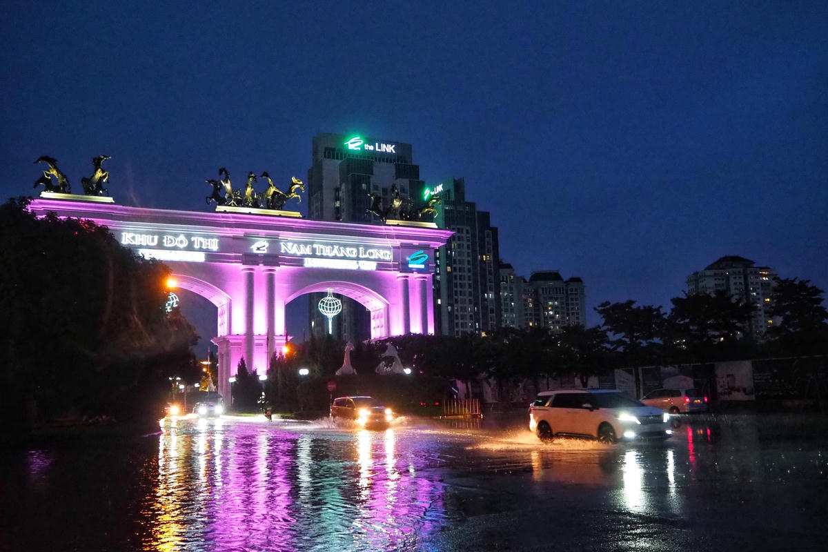 Còn ở Khu đô thị Nam Thăng Long các phương tiện vẫn bì bõm di chuyển qua các vũng nước sâu.