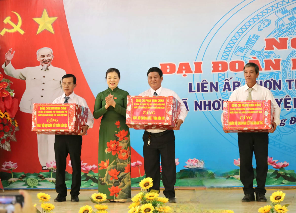 Bà Trương Thị Ngọc Ánh, Phó Chủ tịch UBTƯ MTTQ Việt Nam trao quà tại Ngày hội.