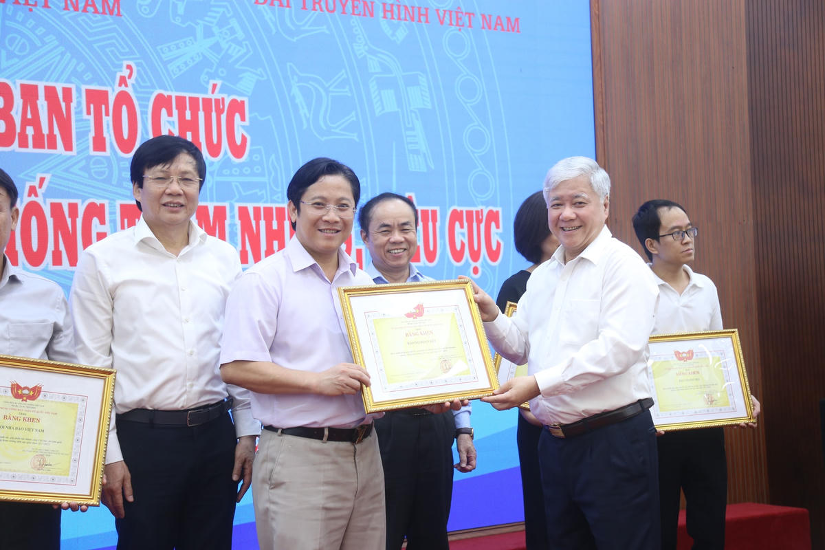 Chủ tịch Đỗ Văn Chiến trao Bằng khen cho Báo Đại Đoàn Kết.