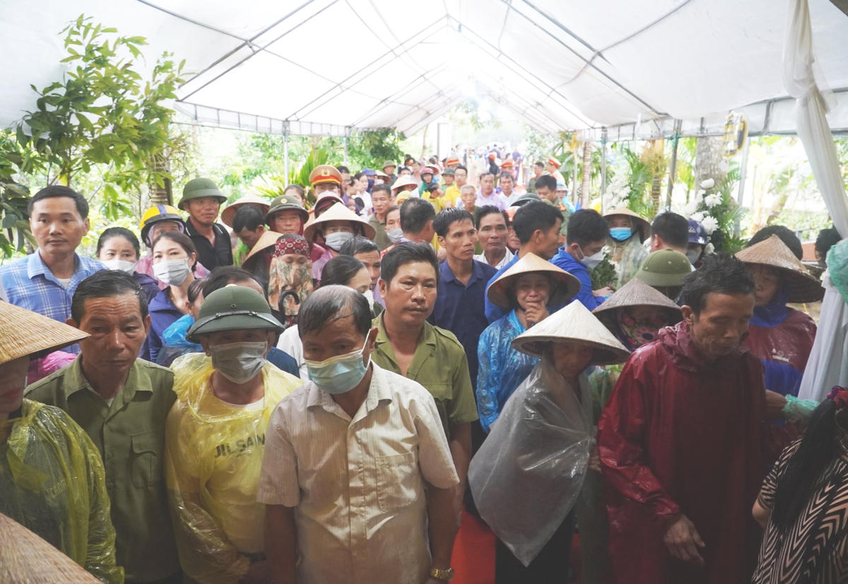 Người dân đứng chờ để vào viếng, thắp hương, chia sẻ nỗi đau với gia đình liệt sĩ. Theo bản cáo phó lễ viếng liệt sĩ Lê Ánh Sáng diễn ra vào lúc 10h ngày 3/8, lễ di quan vào lúc 14h50 ngày 4/8, an táng tại nghĩa trang Từ Vũ, xã Tân Lâm Hương.