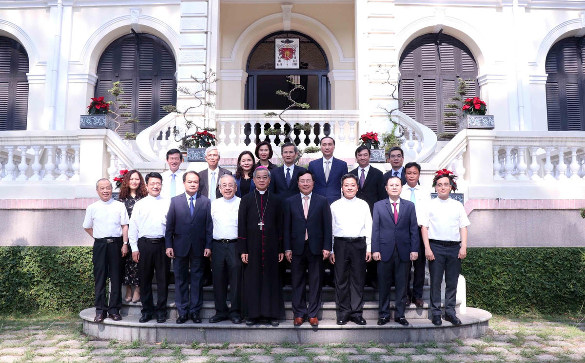 Đoàn công tác chụp ảnh lưu niệm tại tại Tòa Tổng Giám mục Tổng Giáo phận TP HCM.