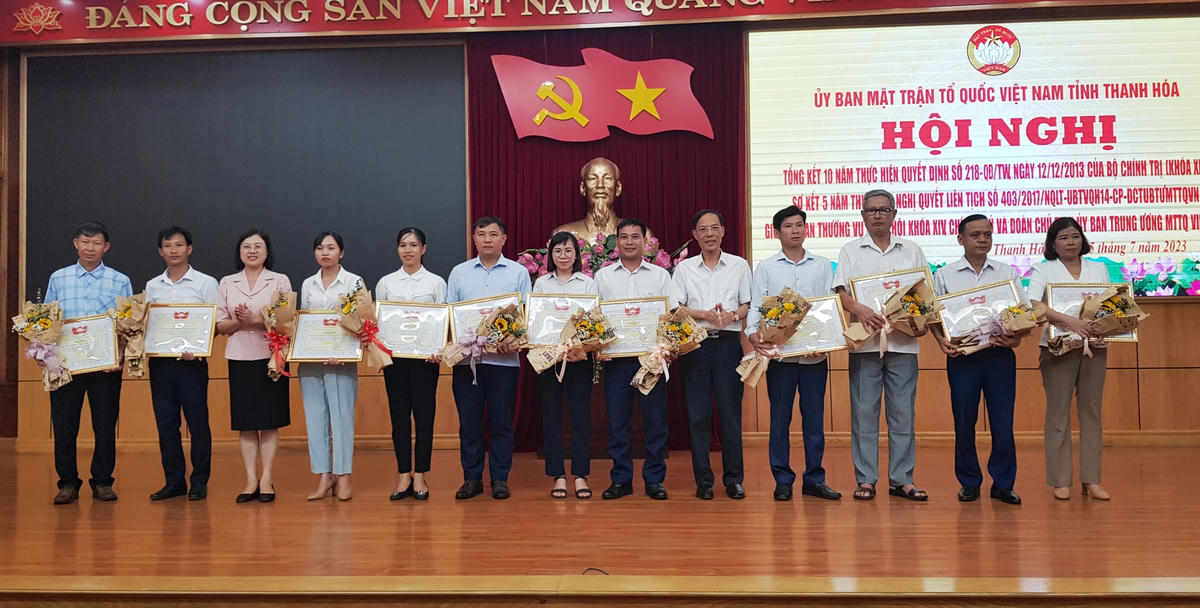 Cũng tại hội nghị, ông Đầu Thanh Tùng, Phó Chủ tịch UBND tỉnh và bà Lê Thị Huyền, Phó Chủ tịch UBMTTQ tỉnh Thanh Hóa trao bằng khen cho 32 tập thể có thành tích xuất sắc trong triển khai thực hiện Nghị quyết liên tịch số 403/2017, giai đoạn 2017-2022.