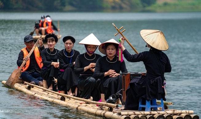 Nghe then, ngoạn cảnh là một trong những hoạt động trải nghiệm văn hoá đặc sắc tại Tuyên Quang. Nguồn ảnh sưu tầm.