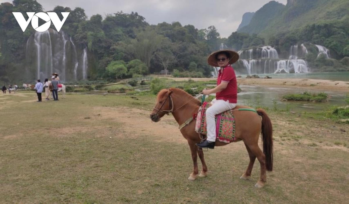 Du khách đi thuyền ngắm cảnh trên sông Quây Sơn.