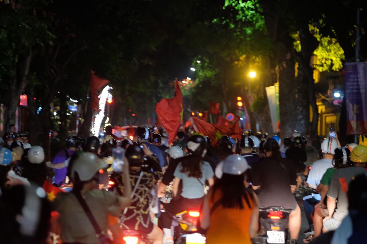 Hà Nội: Người dân ùn ùn đổ ‘đi bão’ mừng tuyển nữ Việt Nam giành 'ngôi hậu'