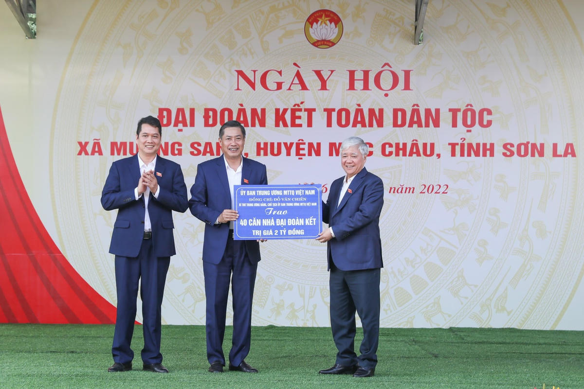 Bí thư Trung ương Đảng, Chủ tịch UBTƯ MTTQ Việt Nam Đỗ Văn Chiến trao biển hỗ trợ kinh phí xây dựng 40 căn nhà Đại đoàn kết, trị giá 2 tỷ đồng từ nguồn Quỹ "Vì người nghèo" Trung ương cho tỉnh Sơn La.