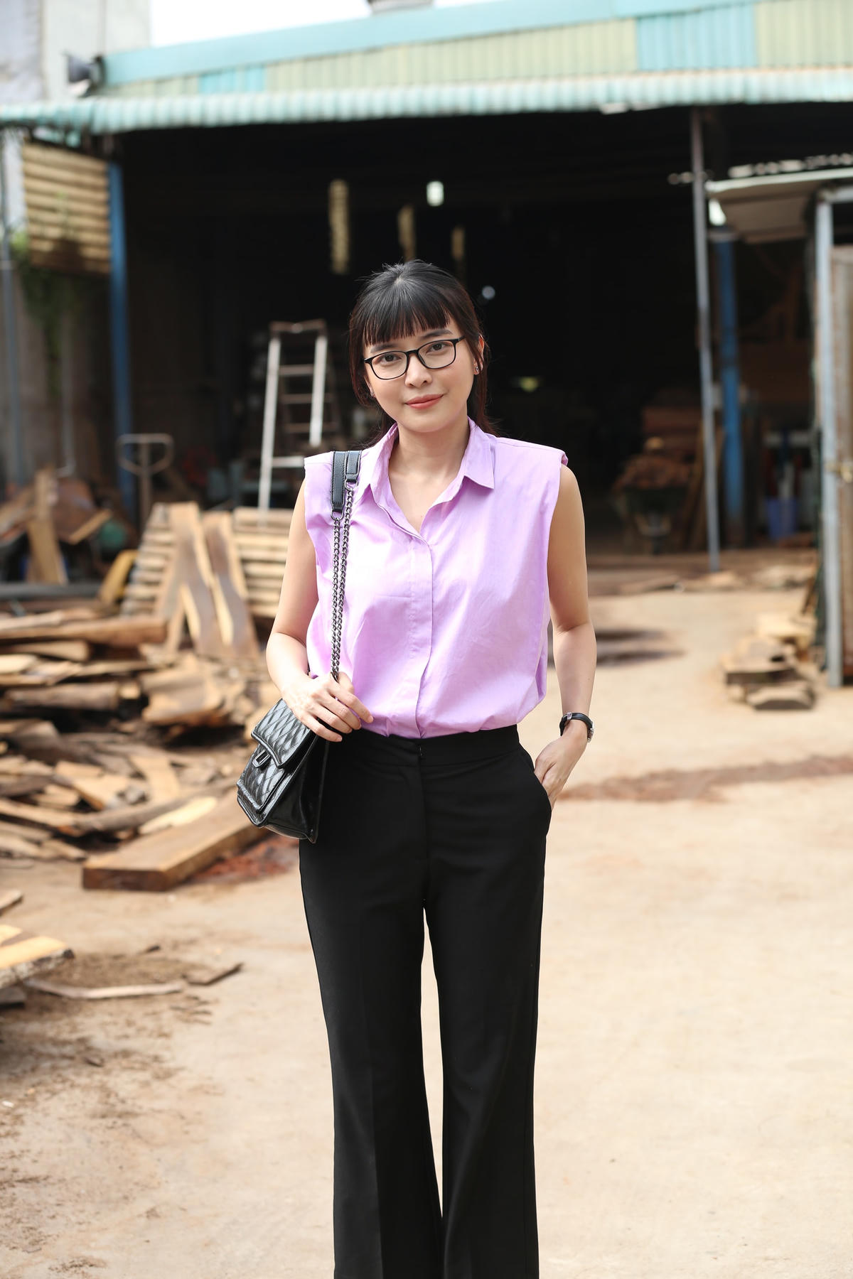 Trong phim, Cao Thái Hà làm mới hình ảnh với vai "dì ghẻ" - kế toán của xưởng gỗ. 