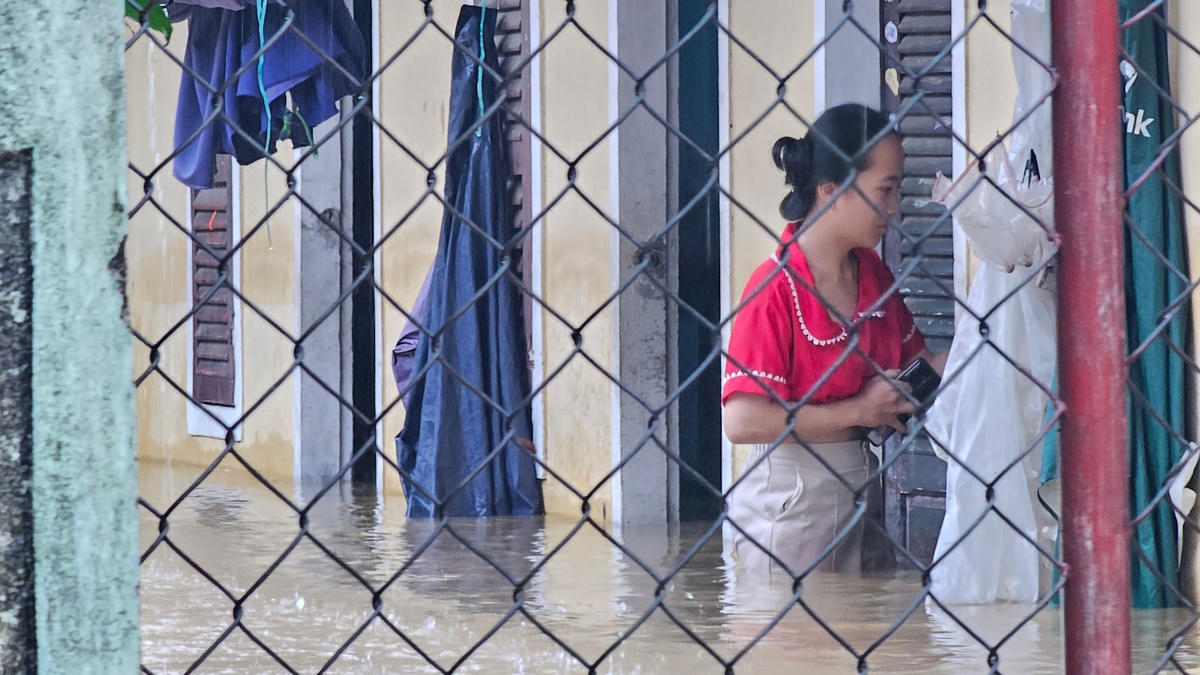Một khu nhà trọ trên đường Nguyễn Hữu Cảnh bị nước lũ dâng và tràn vào phòng.