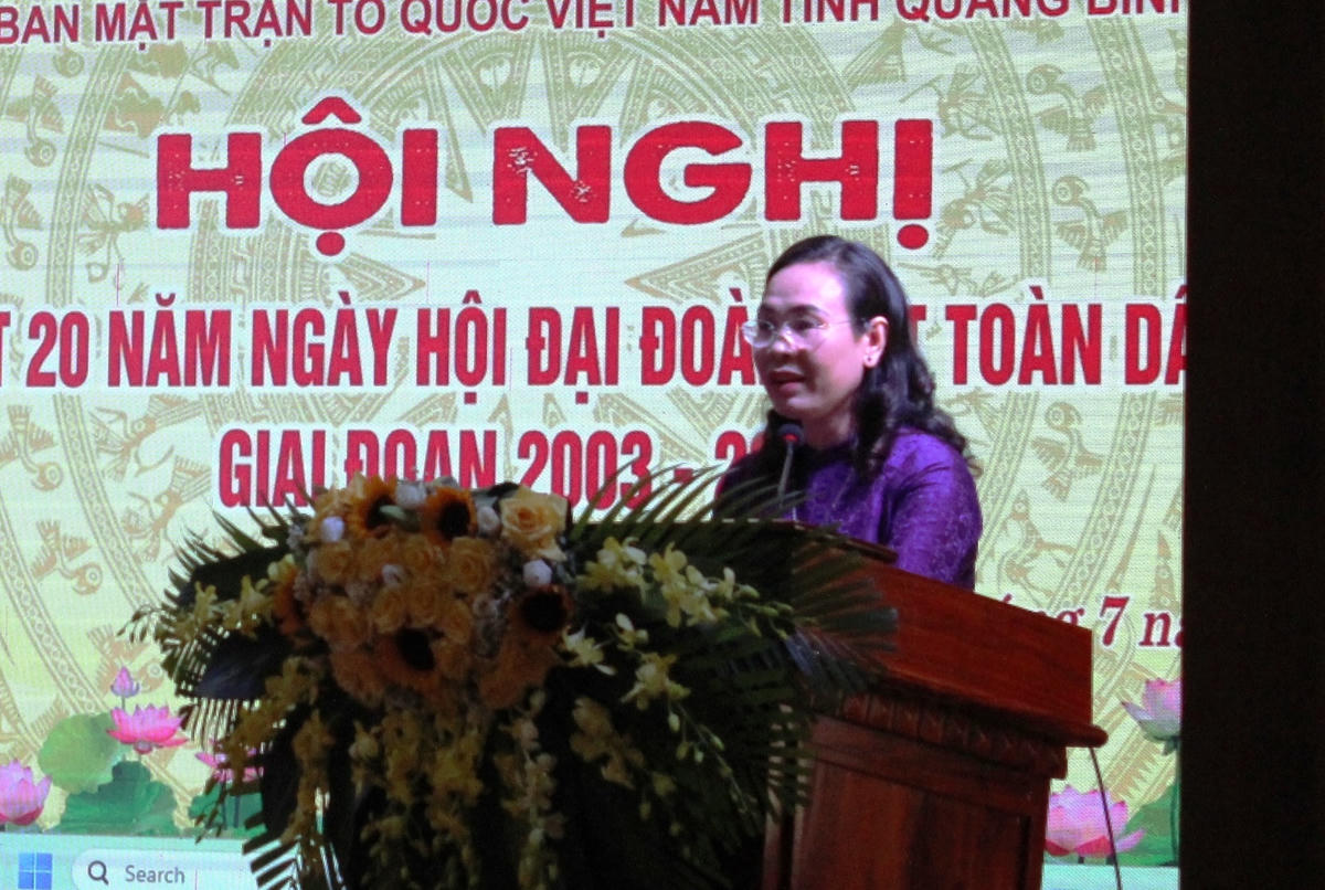 Bà Phạm Thị Hân - Chủ tịch UBMTTQ Việt Nam tỉnh Quảng Bình phát biểu tại Hội nghị.