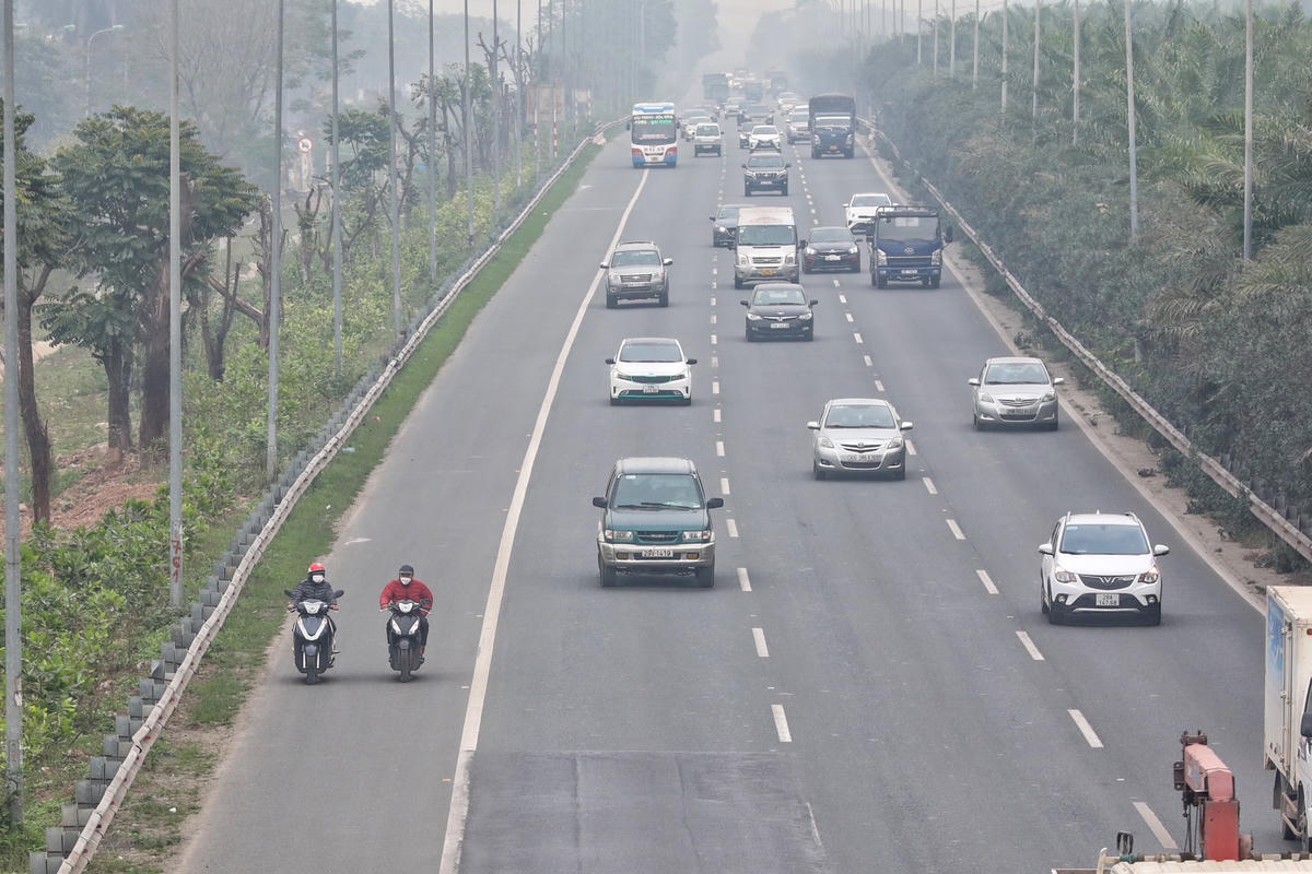 Đã đi vào làn cao tốc, hai chiếc xe máy di chuyển theo chiều từ Hà Nội đi Hoà Lạc còn ngang nhiên vừa đi vừa nói chuyện mặc cho hàng trăm chiếc ô tô đang di chuyển với tốc độ cao ở phía sau.