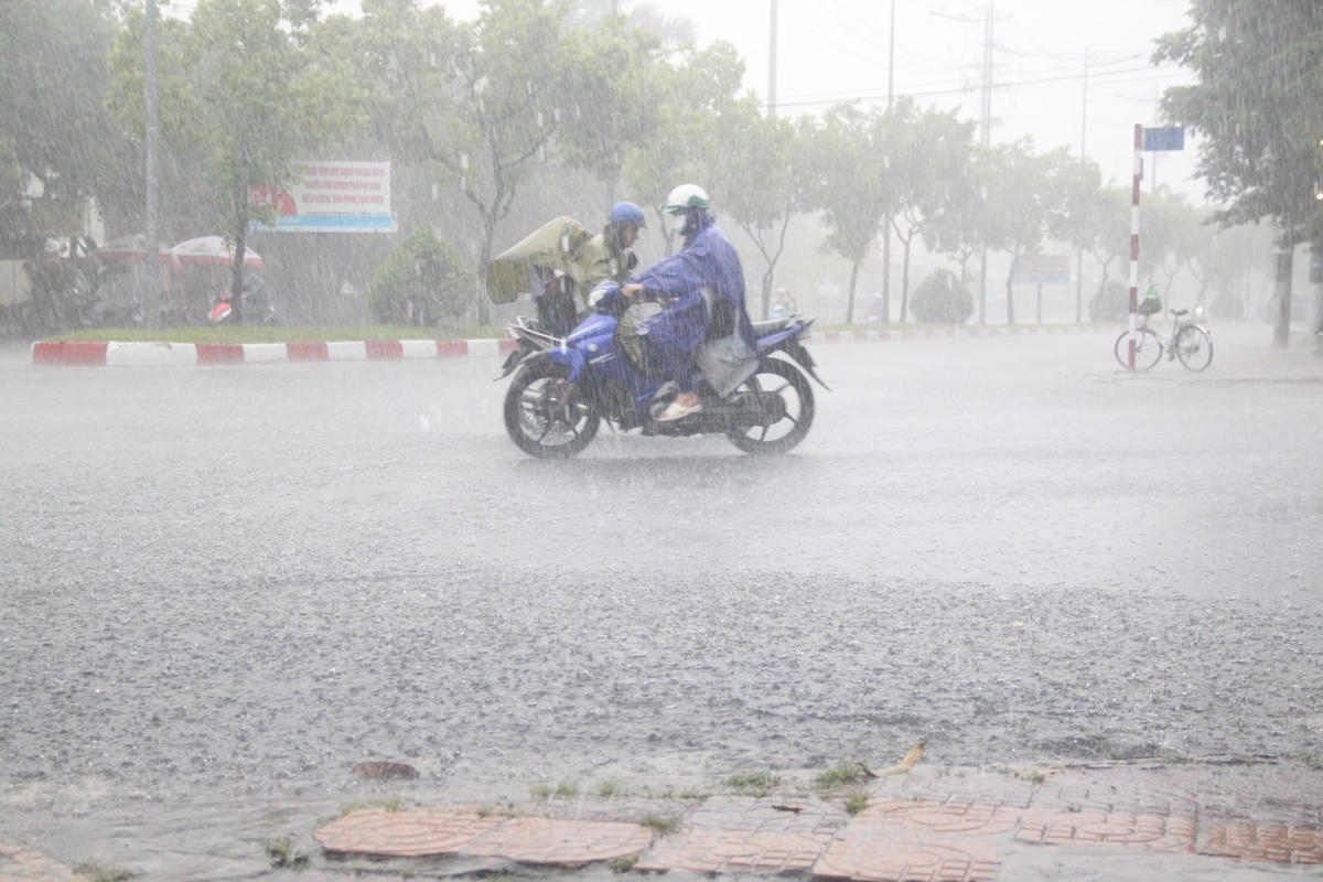 Mưa như trút nước vào giờ tan tầm khiến nhiều phương tiện giao thông khó khăn.