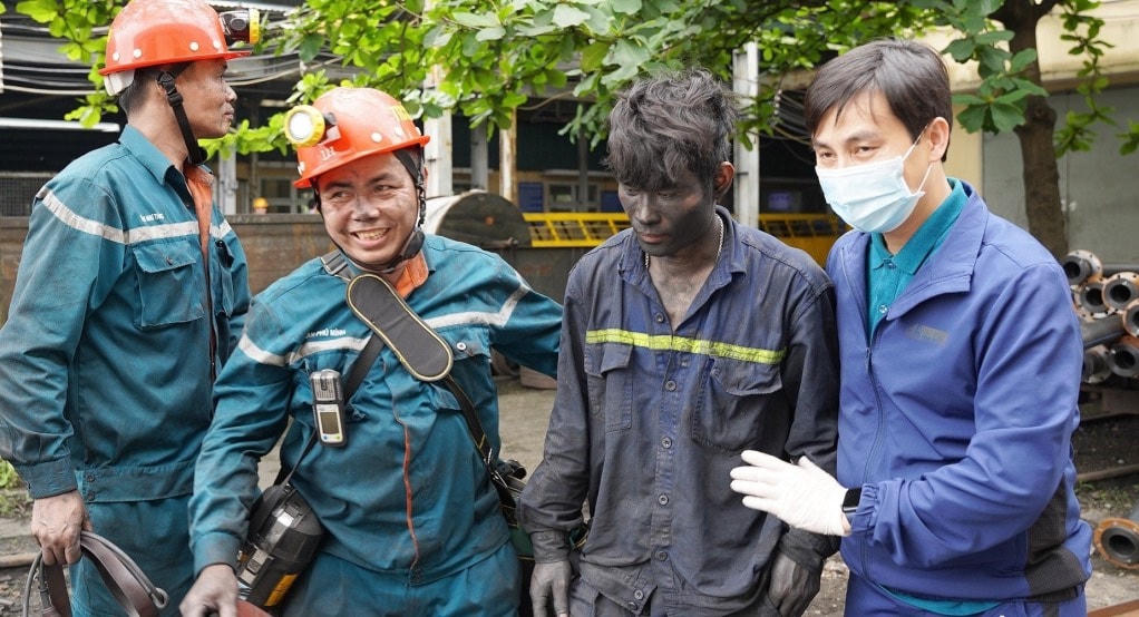 Lực lượng cứu hộ đưa công nhân Phạm Công Nhiên bị mắc kẹt ra khỏi vị trí an toàn. Ảnh: Công ty CP Than Vàng Danh. 