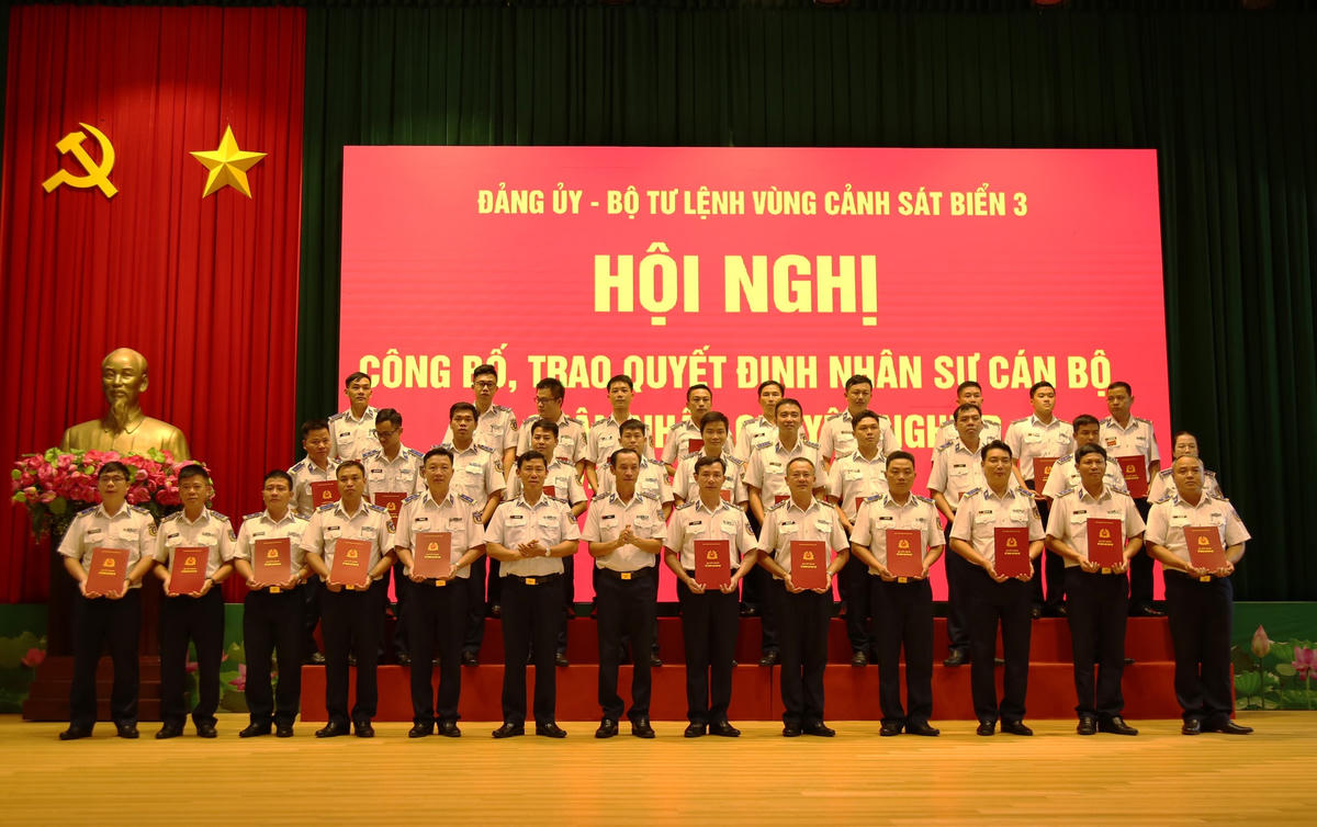 Thiếu tướng Ngô Bình Minh, Tư lệnh và Đại tá Lê Văn Tú Chính ủy, BTL Vùng CSB 3 trao quyết định điều động, bổ nhiệm cán bộ, QNCN thuộc các đơn vị tổ chức mới, tổ chức lại. 