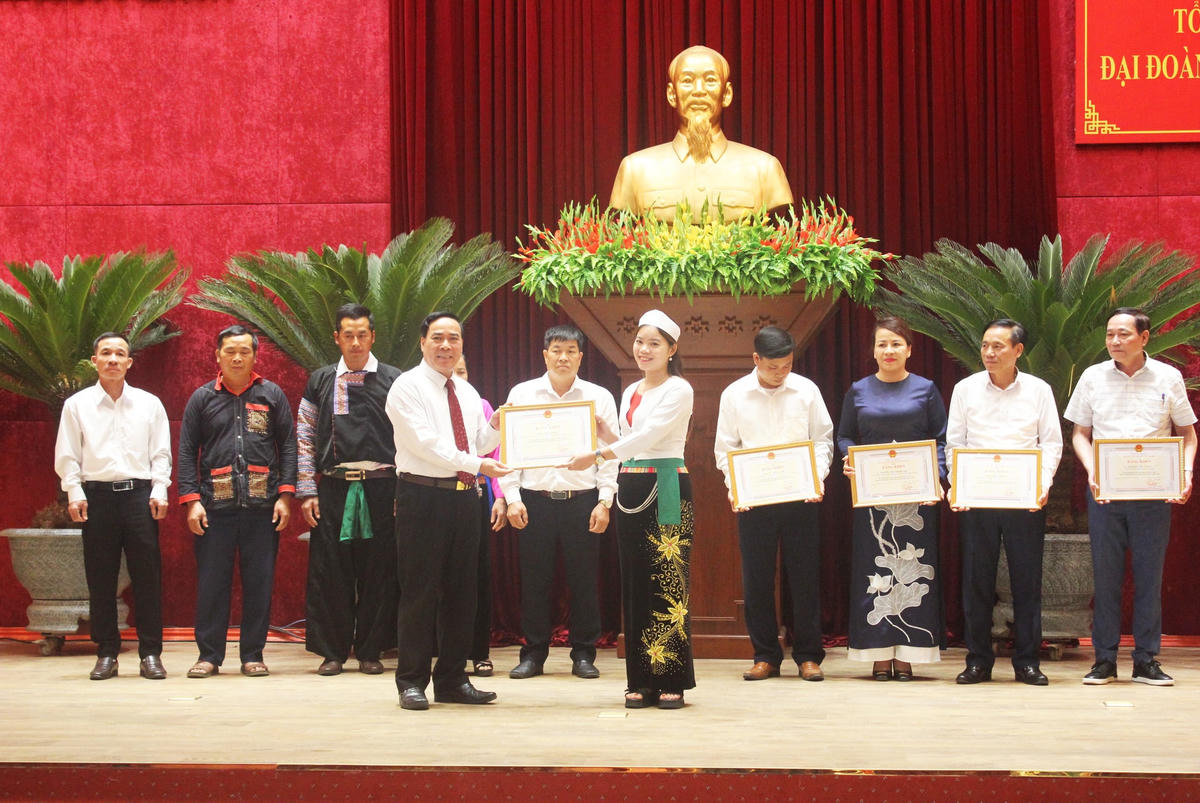 Trao tặng Bằng khen cho các tập thể và cá nhân có thành tích xuất sắc trong 20 năm tổ chức Ngày hội Đại đoàn kết toàn dân tộc giai đoạn 2003 - 2023.