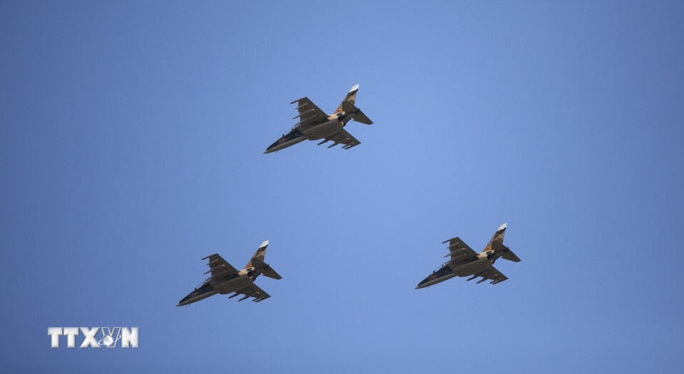 Trong quá trình tập luyện, Su-30MK2 bay thành 2 biên đội gồm 3 và 4 chiếc. (Ảnh: Lê Xuân/TTXVN)