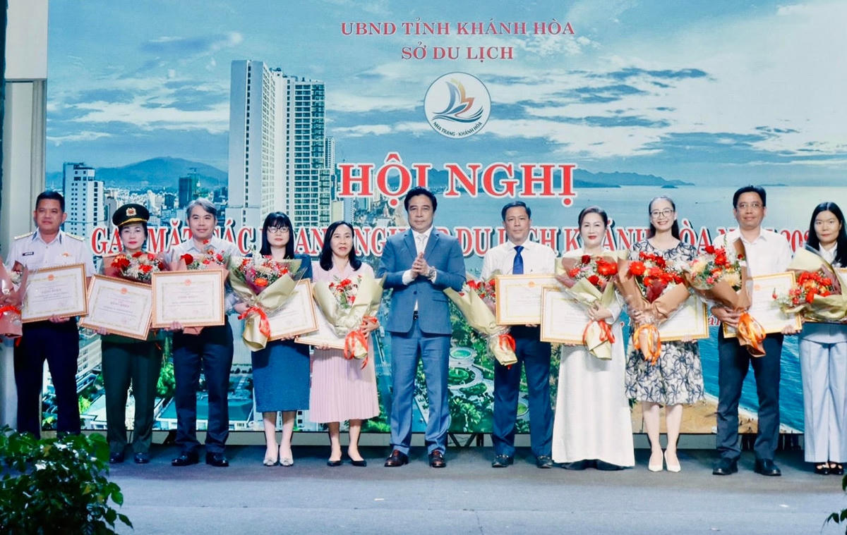 Ông Nguyễn Khấc Toàn, Phó Bí Thư Thường trực Tỉnh ủy, Chủ tịch HĐND tỉnh trao Bằng khen cho các đơn vị tổ chức cá nhân có thành tích xuất săc năm 2024 trong ngành du lịch.