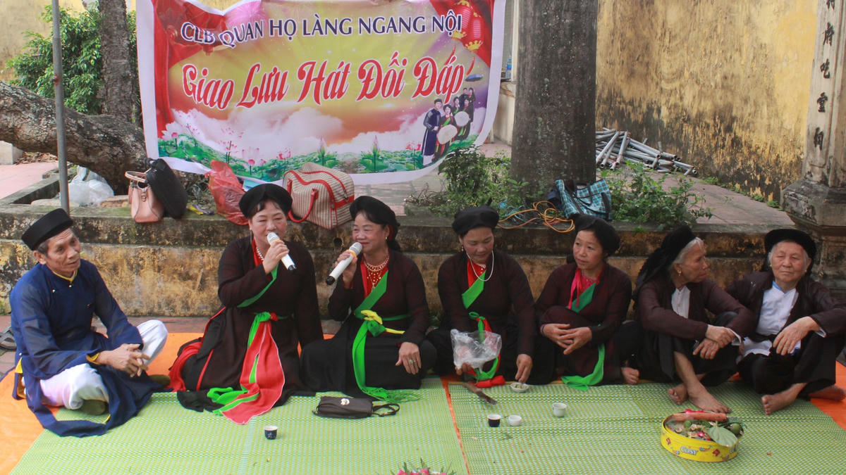 Giao lưu hát đối đáp ở làng quan họ Ngang Nội. Ảnh: Thanh Xuân.  