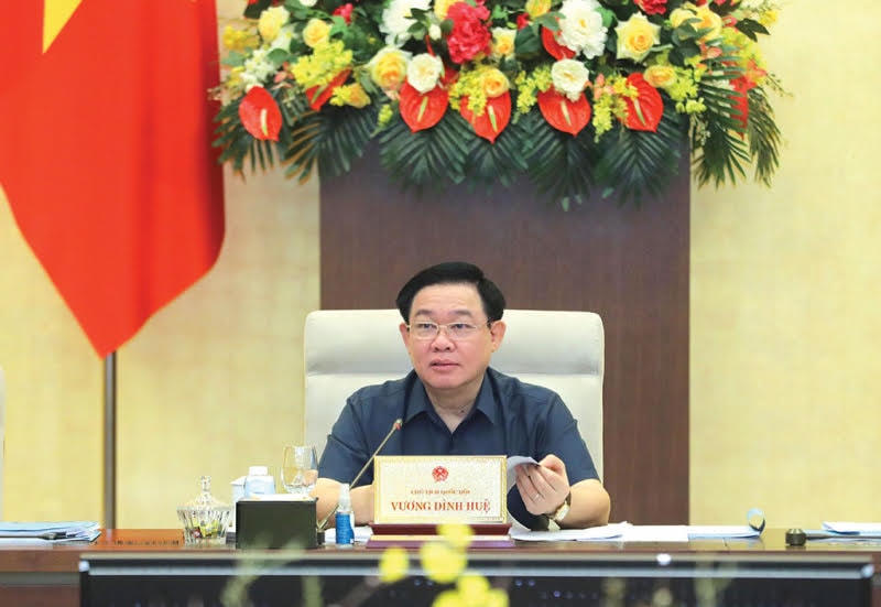 Chủ tịch Quốc hội Vương Đình Huệ phát biểu tại phiên họp.