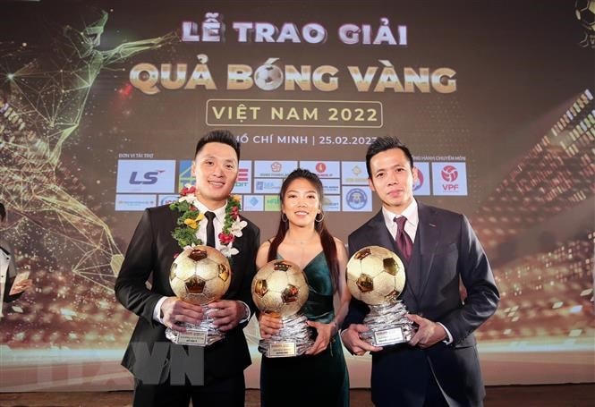 Cầu thủ Nguyễn Văn Quyết, Quả bóng vàng nam Việt Nam 2022 (bên phải); cầu thủ Huỳnh Như, Quả bóng vàng nữ Việt Nam 2022 (giữa) và thủ môn Hồ Văn Ý, Quả bóng vàng futsal Việt Nam năm 2022 (bên trái). (Ảnh: TTXVN).