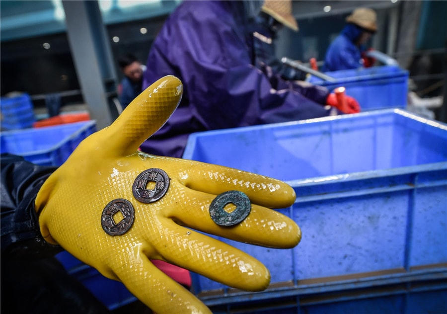 Những đồng xu được tìm thấy trên tàu Nam Hải. Ảnh: China Daily.