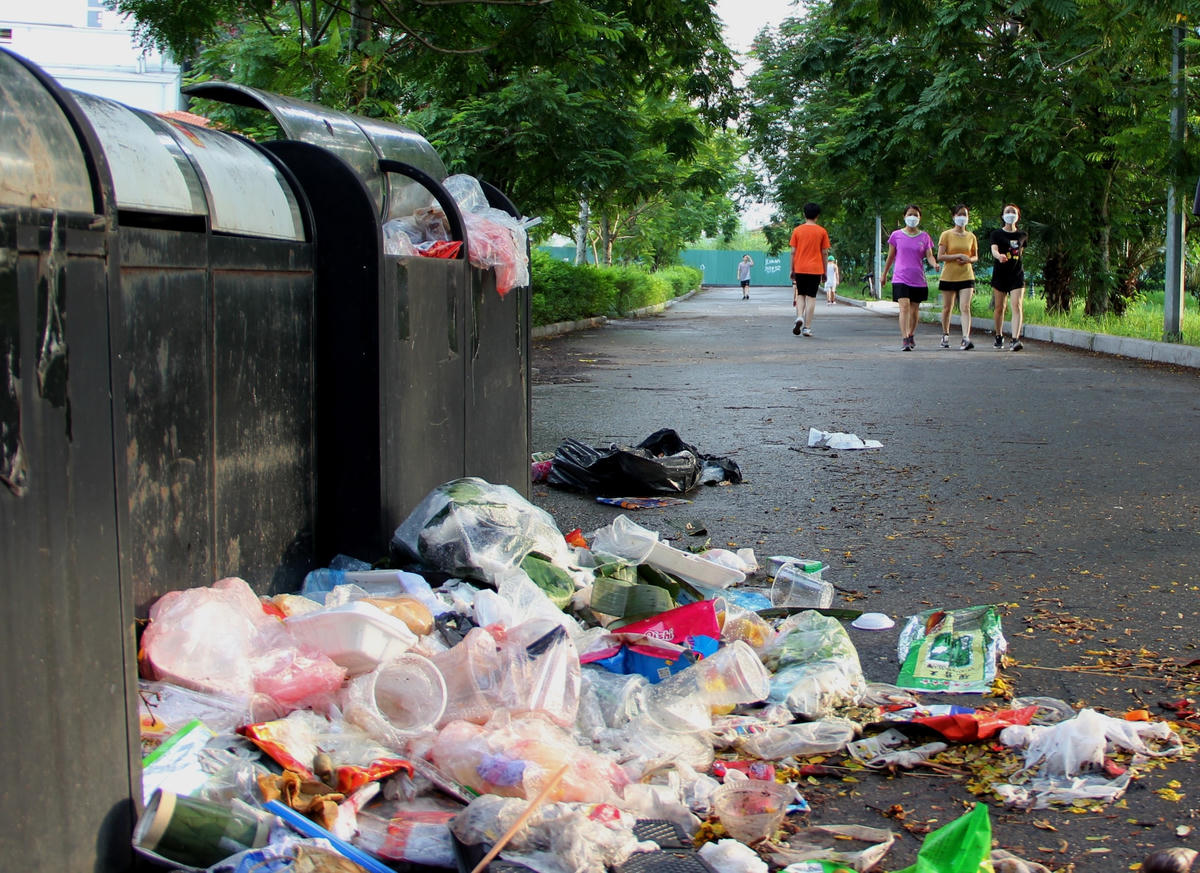 Rác thải ngập ngụa, bốc mùi hôi thối bên trong Công viên Mai Dịch