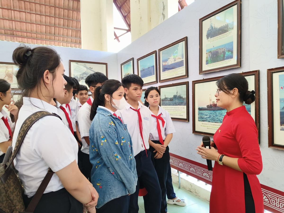 Học sinh nghe giới thiệu các hiện vật, tư liệu về Hoàng Sa, Trường Sa.