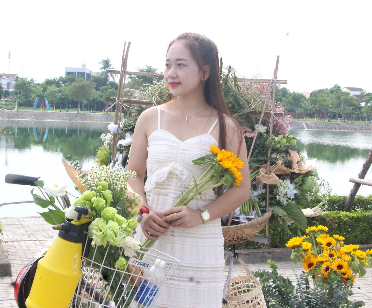 Một bạn trẻ đang check-in ở bờ hồ Nguyễn Du.