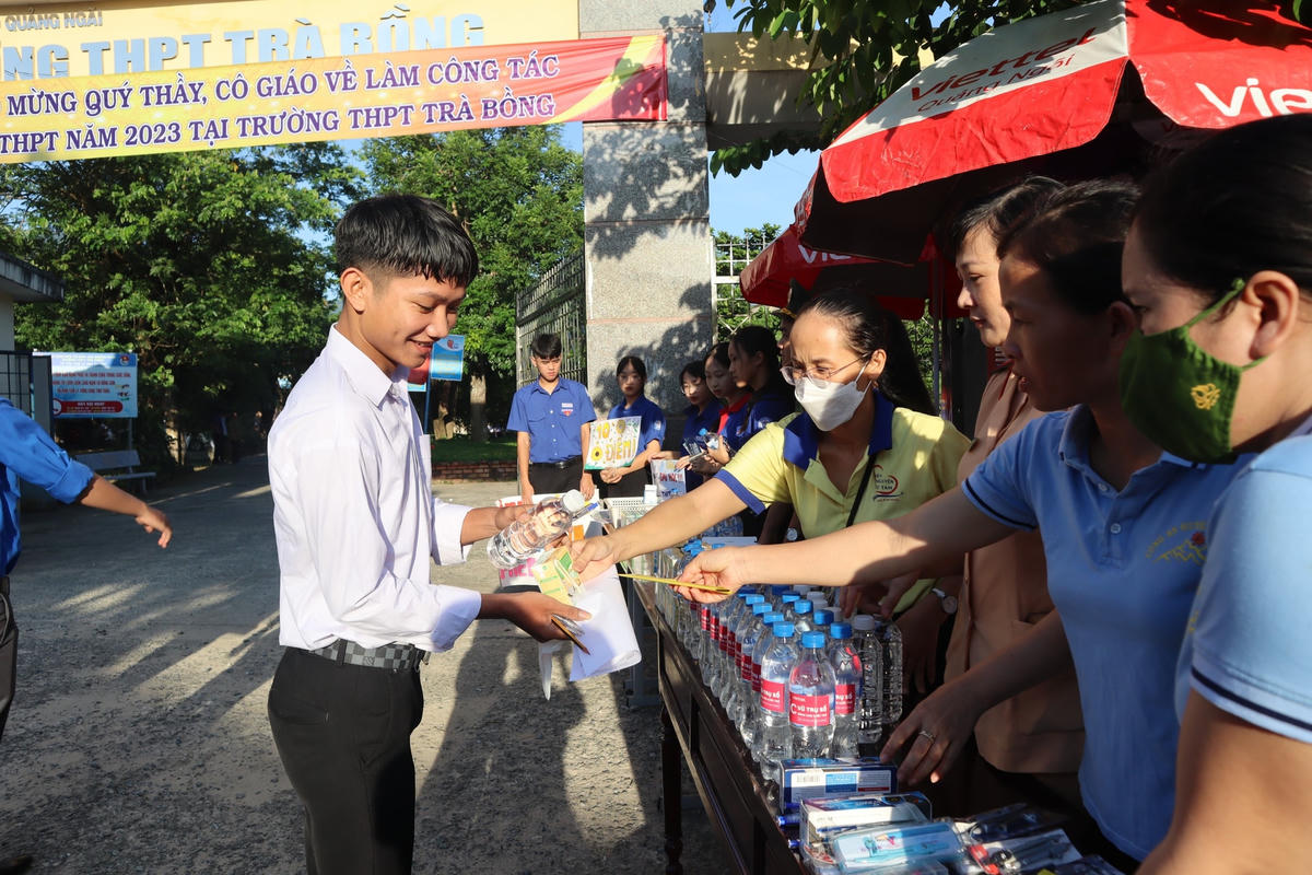 Tình nguyện viên đưa tận tay nước uống, suất cơm cho thí sinh.