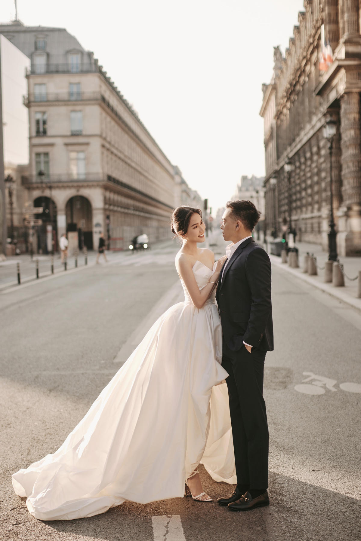Á hậu Phương Anh chia sẻ: “Sở dĩ chọn Pháp là nơi chụp ảnh cưới vì lần đầu chồng bắt chuyện với tôi là hỏi chỗ học tiếng Pháp tại TP HCM. Mặc dù trước đó anh đã học tiếng Pháp được 2 năm rồi nhưng vì lấy cớ nói chuyện nên hỏi đại. Sau này khi chọn chỗ chụp ảnh cưới thì hai đứa nghĩ ngay đến Pháp". Ảnh: NVCC. 